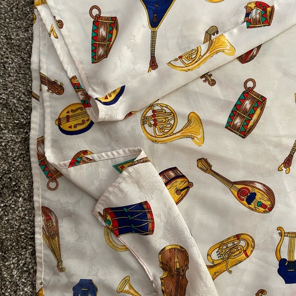 No sleeve women’s blouse with instruments on it - Picture 2 of 4